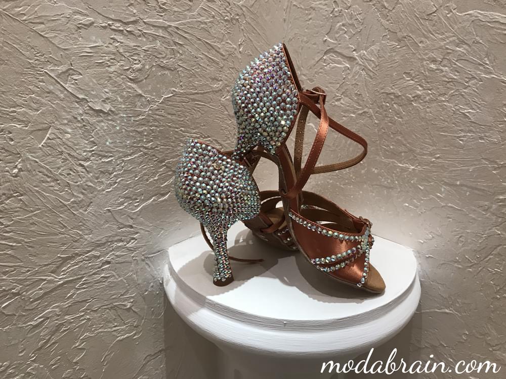 Decoration of sandals with rhinestones