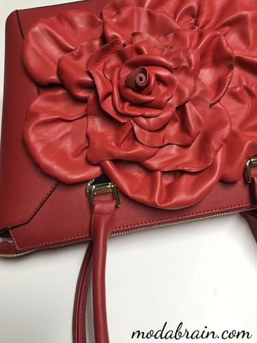 Декорирование сумки большой красной розой