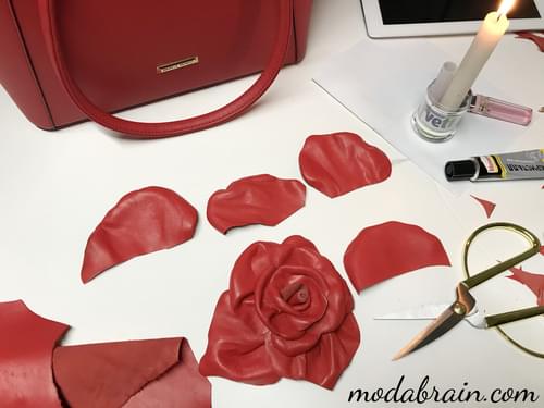 Декорирование сумки большой красной розой