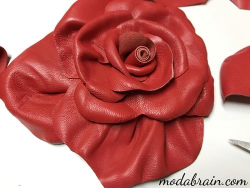 Decorating a bag with a big red rose