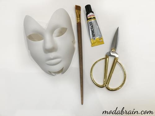 Decorating a handbag with a leather mask
