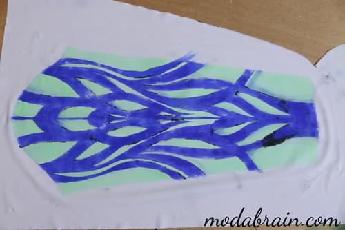 Come dipingere un supplex con un aerografo e pennellate attraverso uno stencil