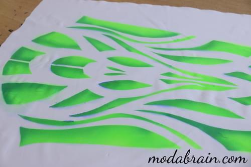 Wie man ein Supplex mit Airbrush und Pinseln durch eine Schablone malt